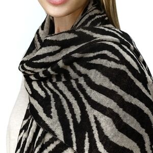 🩷 Zebra Pattern Scarf in Black and Grey